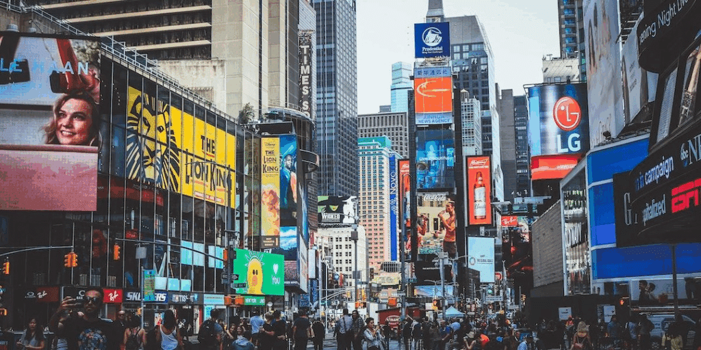 Excesso de anúncios em cenário urbano representando o desafio de ser lembrado no marketing digital
